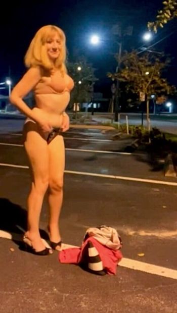 Nyilvános Paulina meztelenül maszturbál nyilvánosan kint a parkolóban