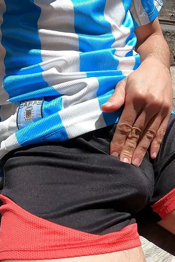 Joven abultada gime de placer en el parque masturbándose una paja de verano