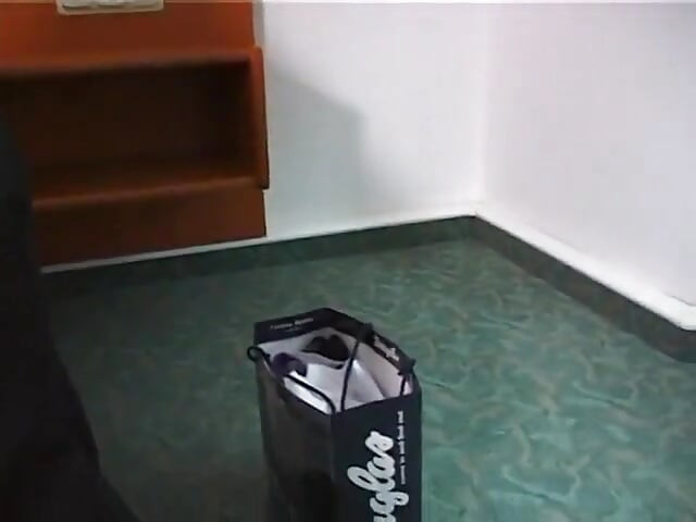 Ντόρις 19, νεαρή μελαχρινή προσπαθεί να γίνει σταρ του κινηματογράφου