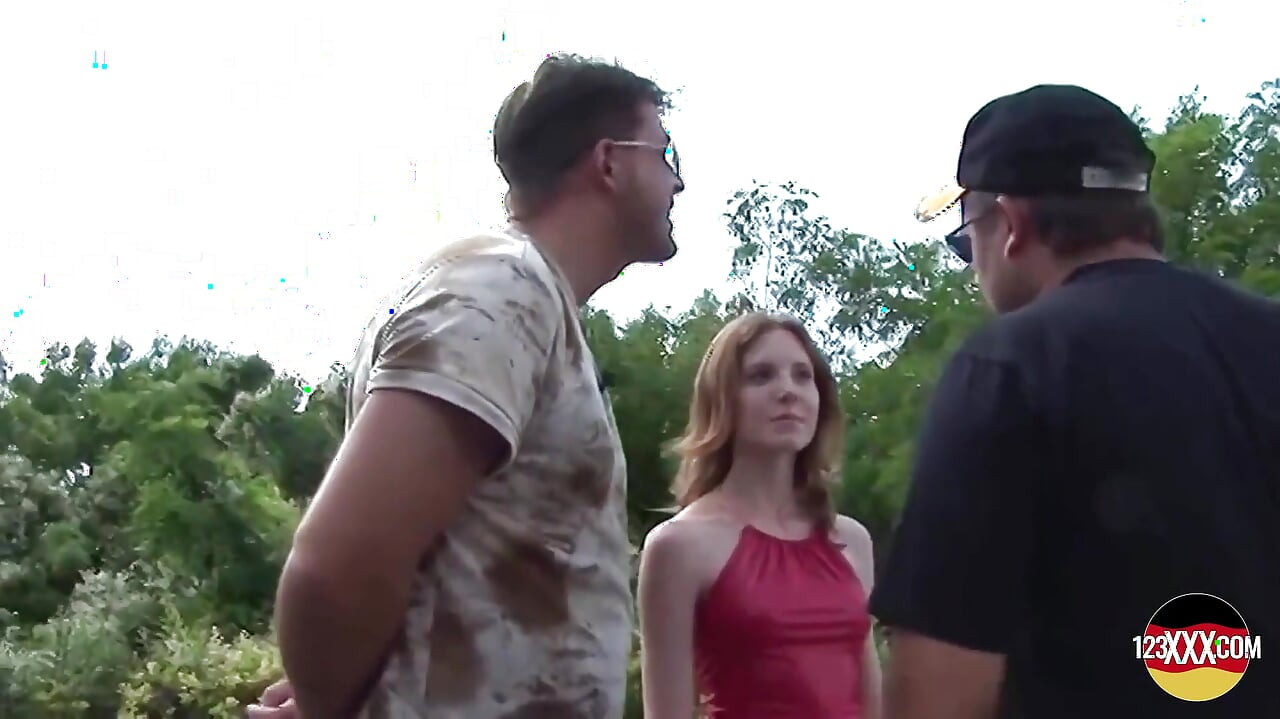 Χαριτωμένη νεαρή μελαχρινή απολαμβάνει ένα σκληρό πουλί