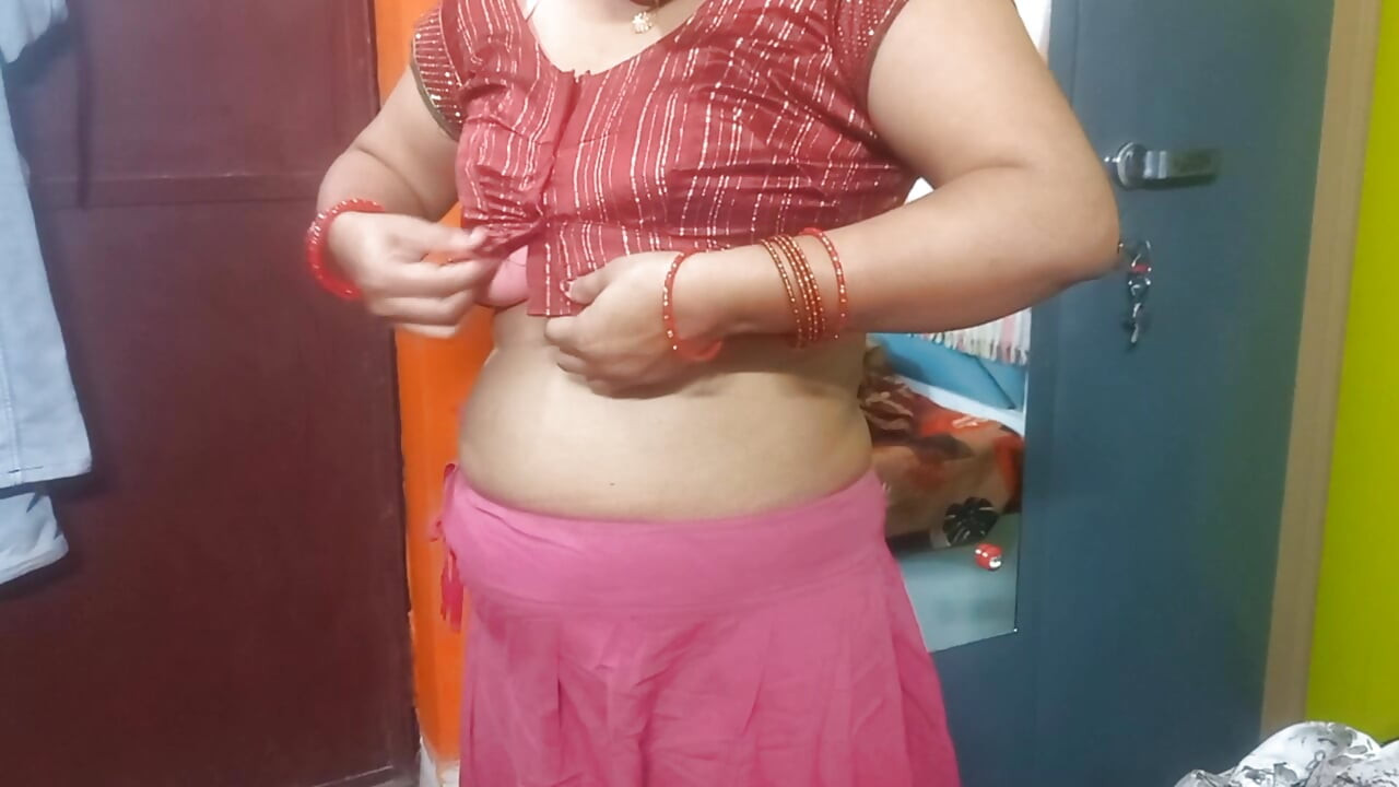 Meget smuk indisk Bhabhi i rød Saree