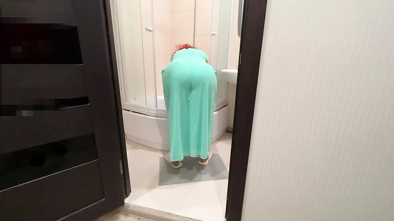熟女看到她在想要肛交时被监视并脱衣服