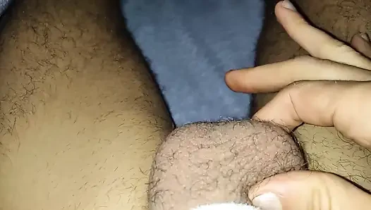 Piç çarşafların altındaki büyük yarağından spermi boşaltıyor, emiyor lütfen!!