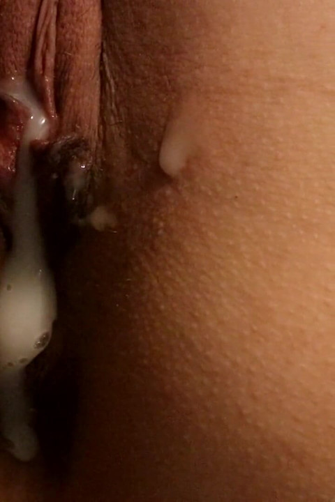 Aku lagi asik muasin memekku pakai jembut lebat - close up