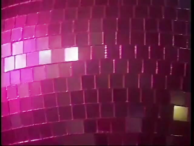 Sexy slet in rood slipje zuigt en neemt een pik door een overvolle dansvloer