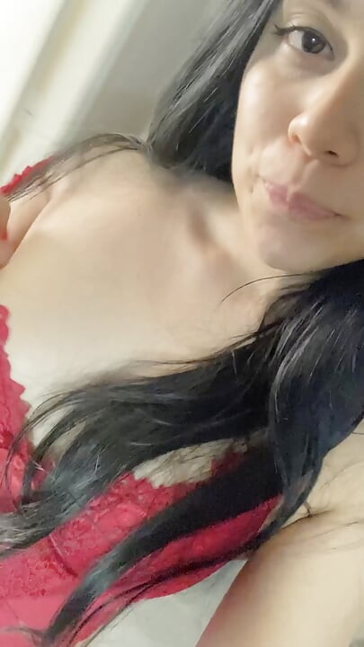 Unele încurajare la masturbare în lenjerie roșie