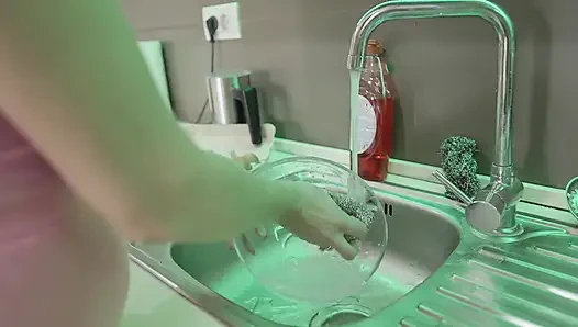 Tante seksi rambut pirang yang lagi bosan ini menginjak-injak kakinya dengan kaki yang aduhai - fetish kaki!