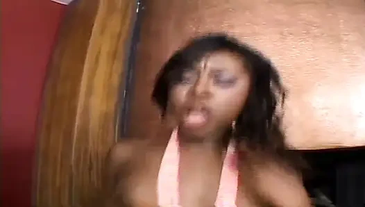 Он трахает ее вкусную шоколадную задницу