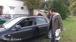 MILF marah dalam pakaian dalam seksi dikongkek pantatnya oleh pemandu teksi