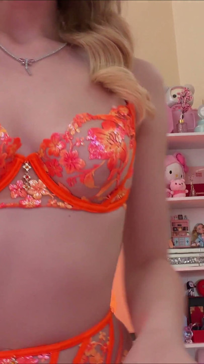 Melody Marks Colocou a Lingerie Laranja E Não Tirou até Terminar