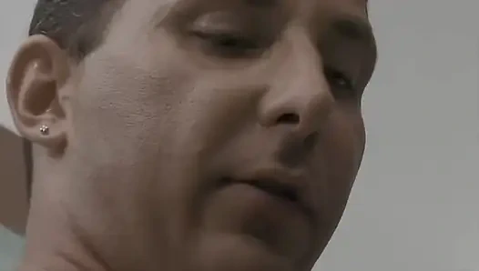 Bu Orospu Adamın Penisini Iyice Yıkıyor, Sonra Poposuna Alıyor