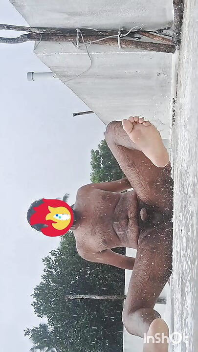 Обнаженный мужчина Mallu мастурбирует под дождем