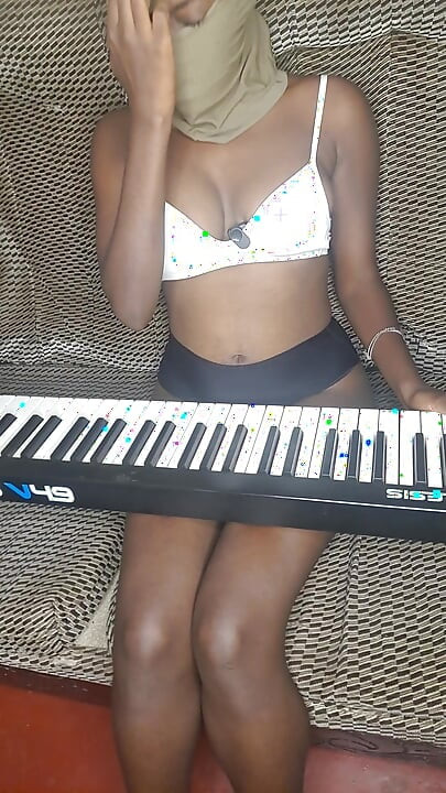 Pianistjente spruter i studio