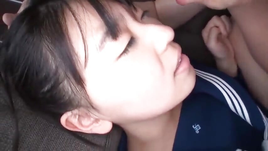 Seorang Lelaki Matang Dan Si Cantik Berpakaian Seragam Sekolah