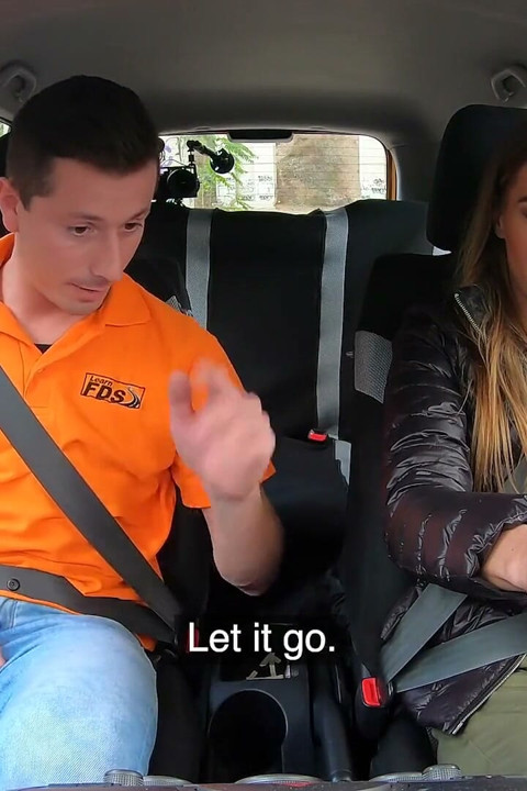 Follada en el asiento trasero después del desglose