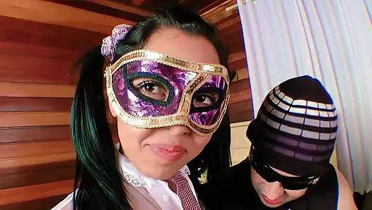 Ich Habe Mit Dem Jungen Nachbarn Geschlafen. Sie Trug Eine Maske, Um Von Ihrem Ehemann Nicht Erkannt Zu Werden.