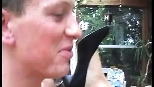Cewek jerman dientot gaya doggy sambil dientot sama dua kontol