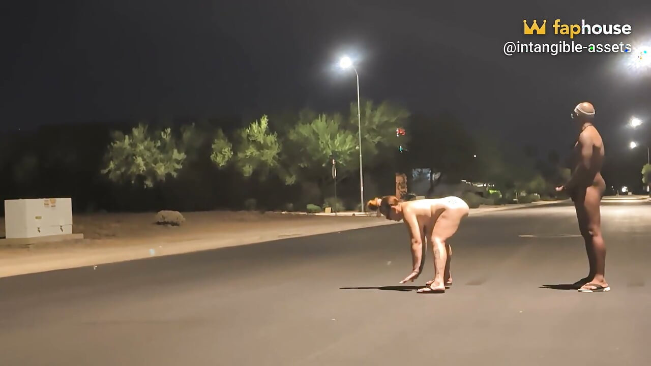 Під вуличними вогнями