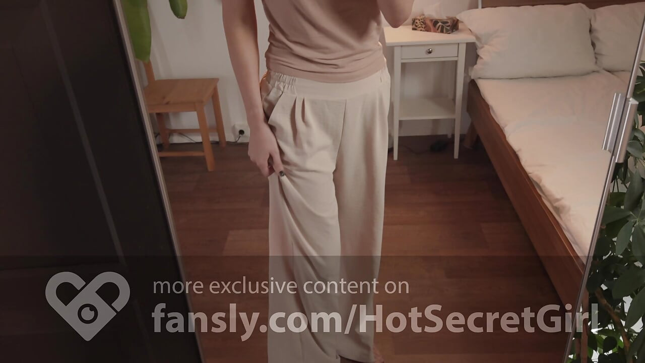 Masturbation intense devant un miroir en POV - elle jouit fort et squirte comme une folle !
