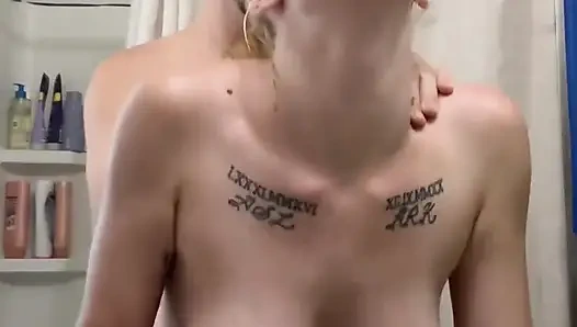 Ngentot diam-diam di kamar mandi