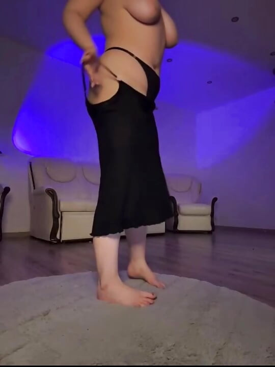 Jucielussie sentada en tu cara y jugando anal en perrito