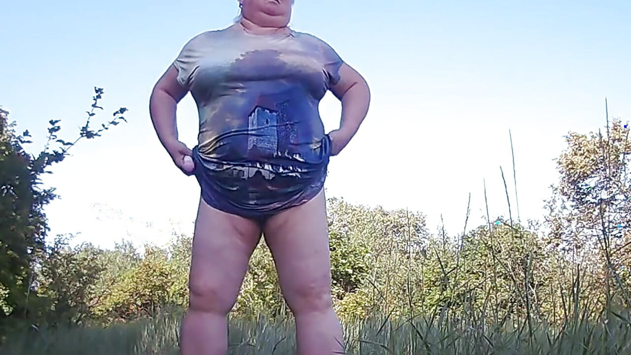 Mother-in-law undressed in the park and staged a public pissing