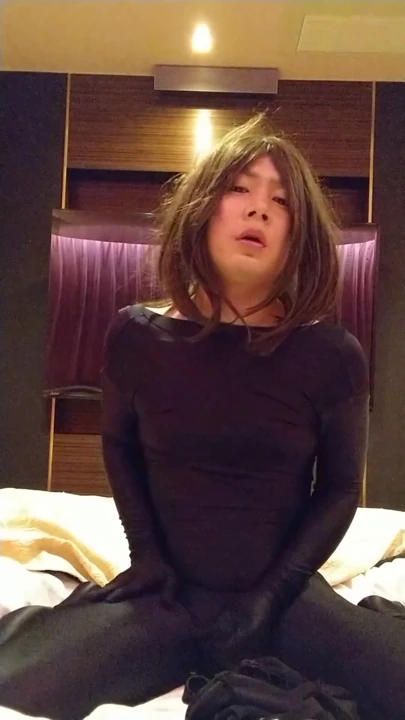 A cross-dressing boy masturbated with a collar, handcuffs, nose hook, and ball gag, and an embarrassing appearance in full-body tights. | Clip 2
