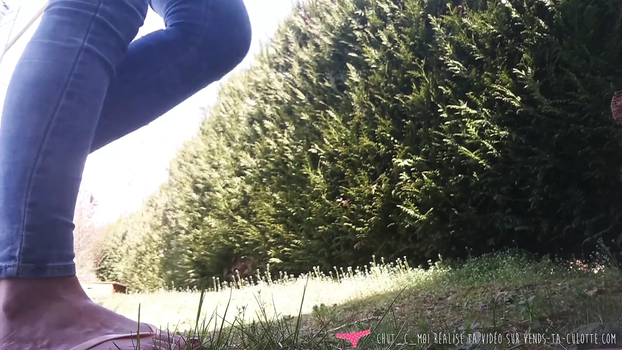 Vends-ta-culotte - French Amateur Woman Pee Compilation