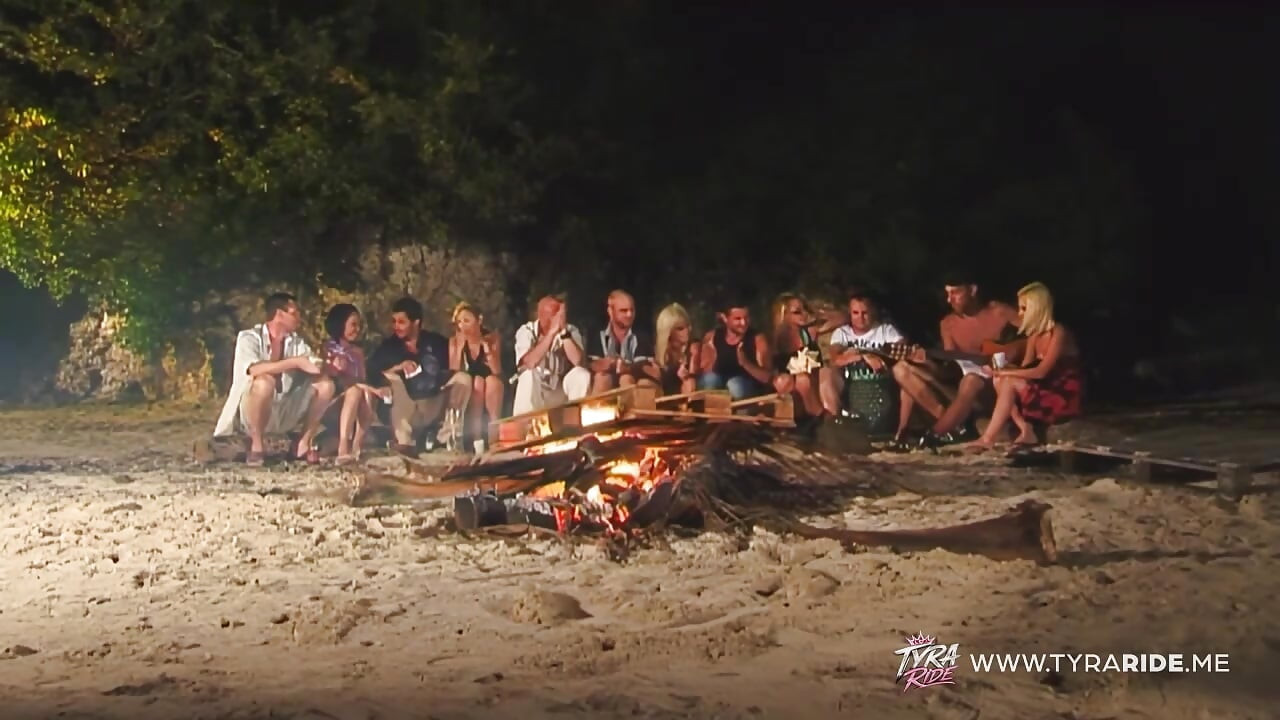 Plavokosa milfa postaje intimna na otvorenom sa ćelavim mišićavim pastuvom