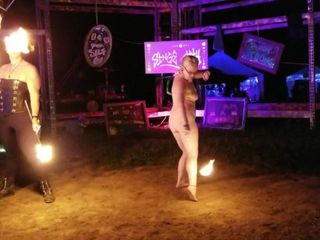 Nördig offentlig eld anal plug dance