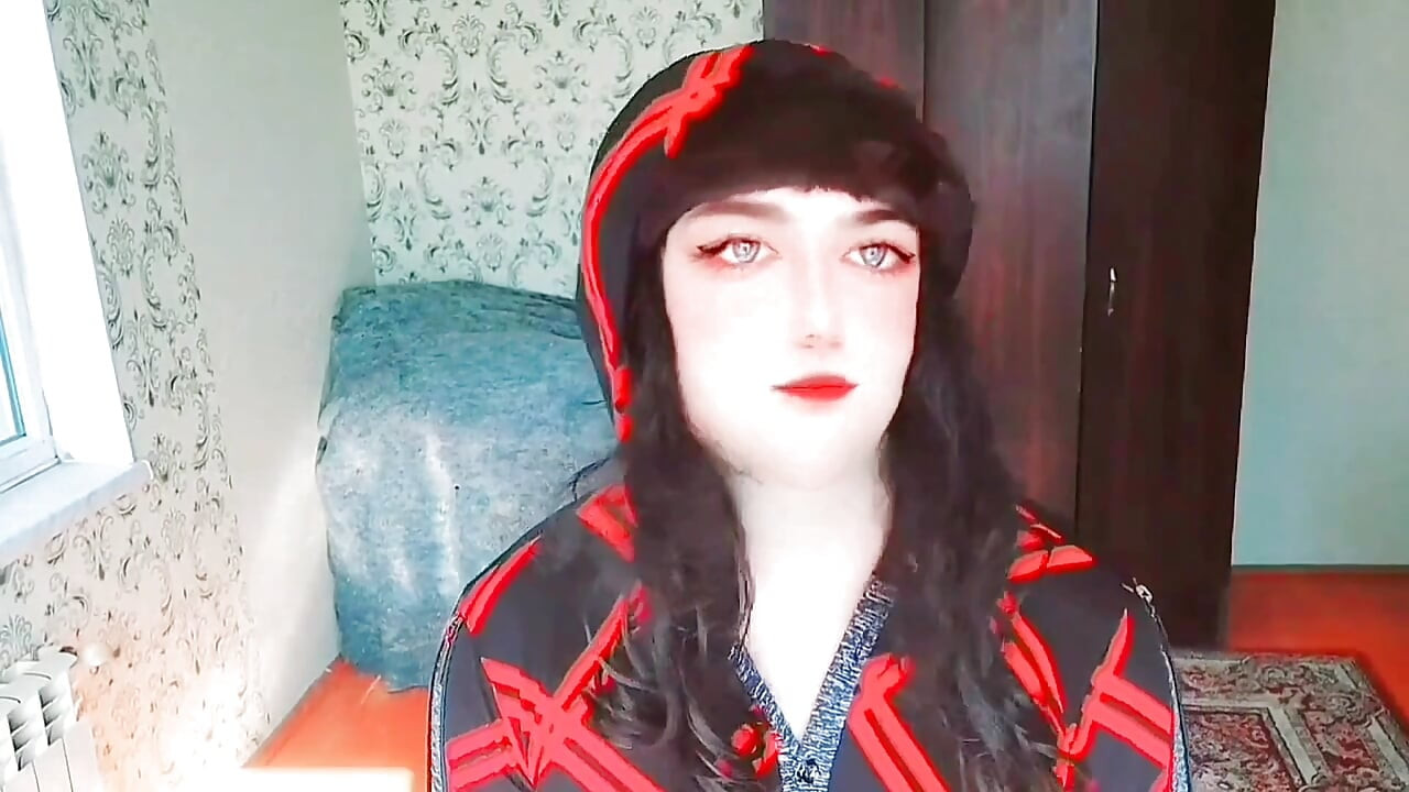 Prekrasna trans ljepotica češlja kosu u okruglom ogledalu
