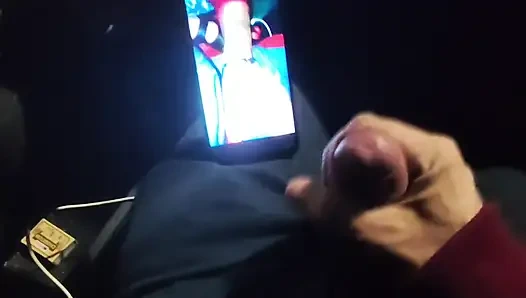 Fast erwischt! Er wichst im Verkehr vor mir, ich liebe es zu beobachten. Großer cumshot!  Teil 2