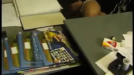 Spex brünette lutscht schwanz und bekommt doggystyle in pov