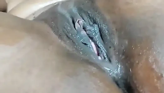 Чернокожая с большой задницей, интенсивная соло-мастурбация