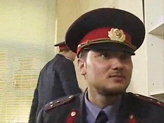 Morena de pelo corto bbw ruso policía folla