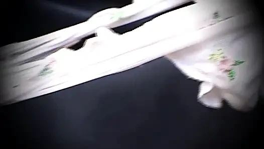 Büyük bir yarak güzel büyük memeli bir esmerin amının içine boşalıyor