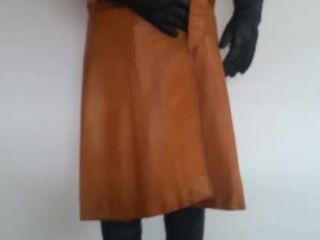 赤い革のスカートと茶色の革のコート