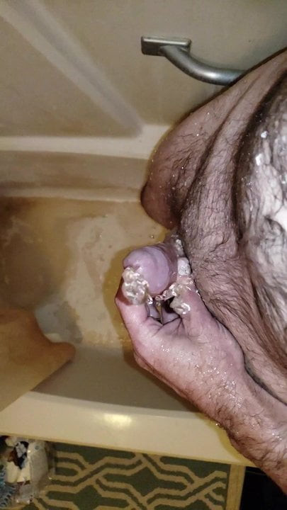 Kleiner Schwanz, Typ, der in die Wanne im Slomo pisst