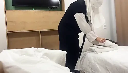 An Arab Maid Seduced a Client in a Hotel Room
