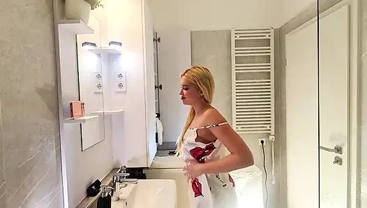 Супер горячая сексуальная блондинка-студентка в атласном ночном сексе готовится к ноче в ванной