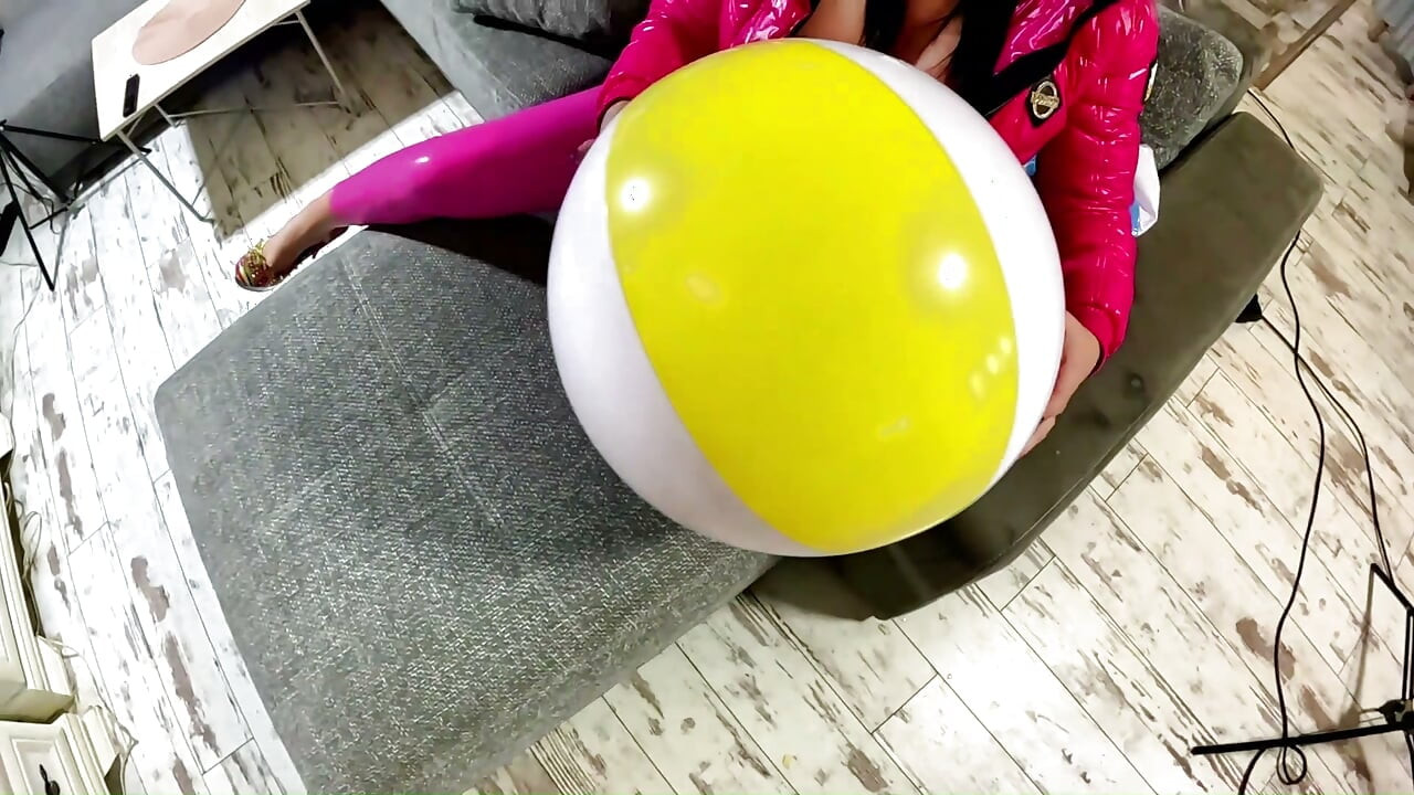 Glossy Pink Downjacket MILF Beach Ball Fetish. Deepthroat, Doggy og Triple Cum