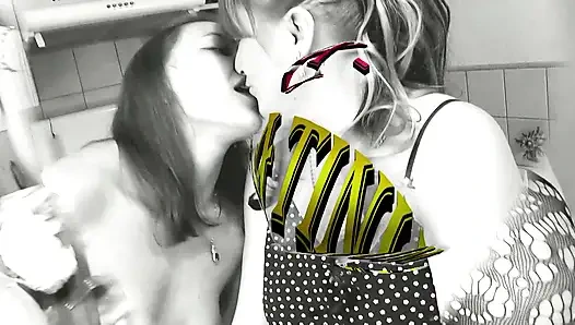 Alt und jung Zwei mädchen lesbische reife milf und sexy mädchen jungfräuliche liebkosung arsch muschi küssen Mädchen auf mädchen sex. Natürliche titten, dicker hintern