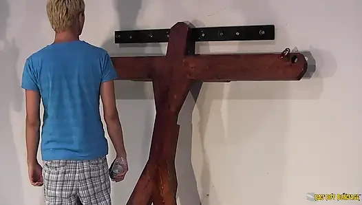 Badboybondage Cody Lures Angel Lucas'ı seks oyuncağı hikayeleri ile zindana çekiyor