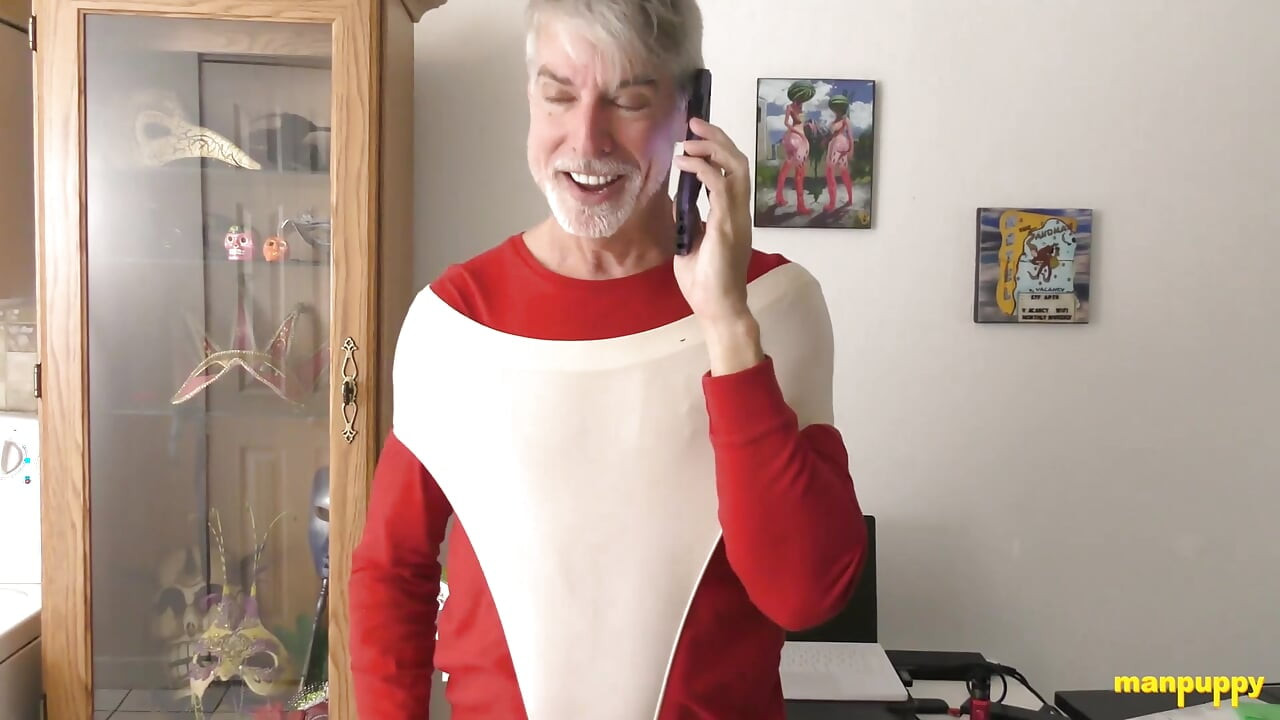 ManPuppy ריצ'רד לנוקס בודק תחתונים בצבע הלא נכון עם תחתונים אטומיים