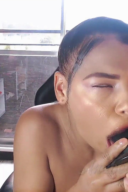 adânc în gât cu mare și neagră- Sonidos