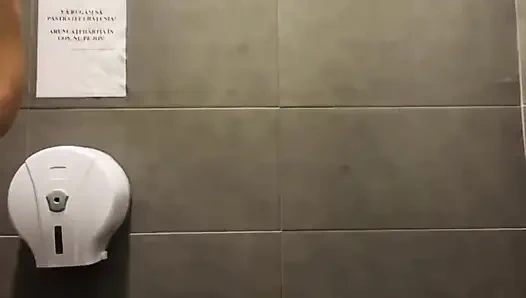 Seks anal pertama kali sama kontol besar di depan umum