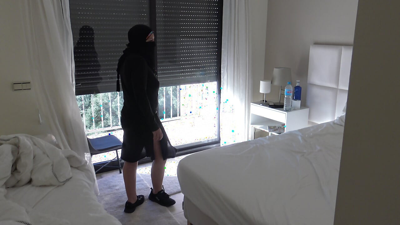 マルセイユのアルジェリア人メイドが、私に彼女の膣の奥深くで突かせてくれます