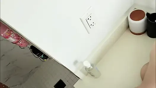 Mitbewohnerin sagte mir, ich soll aufhören, die puppe zu benutzen und sie stattdessen unter der dusche zu ficken