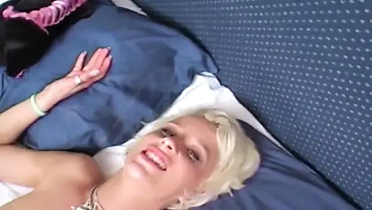 Pelacur nympho ini lagi ngidam dicrot sperma hangat di wajahnya