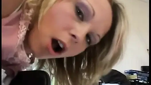 Dominante Brunette Drängt Schüchterne Blondine Zum Mundsex